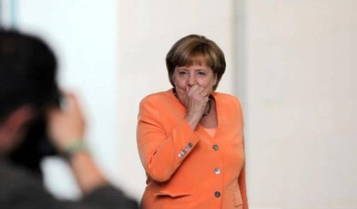 Gli estremisti di destra lanciano pomodori contro Angela Merkel