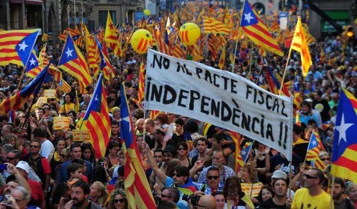 Gli indipendentisti in piazza a Barcellona per dire al governo: andiamo avanti lo stesso