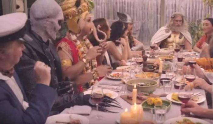 Una immagine dello spot con il dio Ganesh