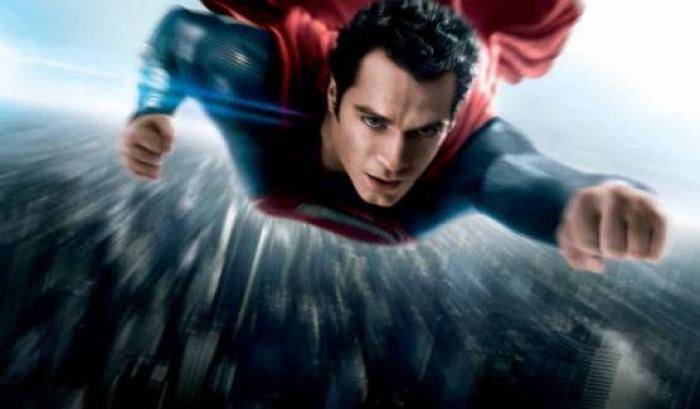 Anche Superman scende in campo contro i suprematisti e difende immigrati