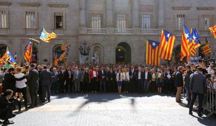 Centinaia di sindaci catalani a Barcellona sfilano al grido di 'Indipendenza'