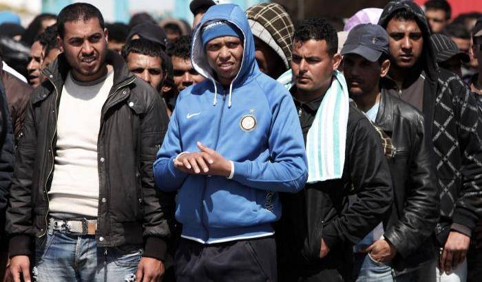 Cosa ci fanno tanti tunisini a Lampedusa? Gli interrogativi dopo la denuncia del sindaco