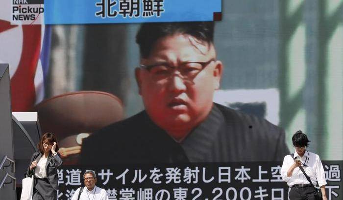 Il leader nord coreano Kim Jong-un su uno schermo gigante durante una trasmissione televisiva trasmessa a Tokyo