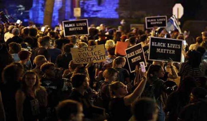 Terza notte di scontri: 'giustizia per il nostro fratello nero'