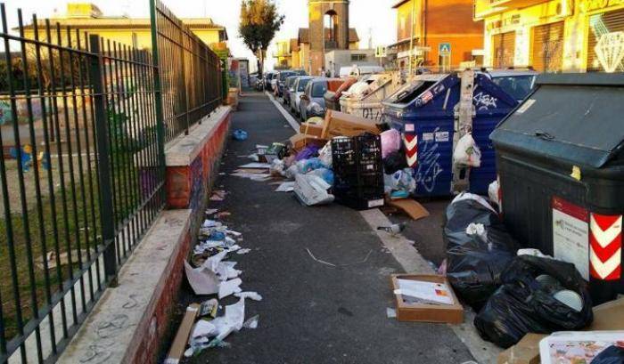 Roma è una barzelletta: colf toglie l'immondizia dal marciapiede davanti casa, rischia una denuncia