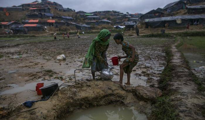 Fango, sporcizia e veleni: chi vuole bere l'acqua dei Rohingya?