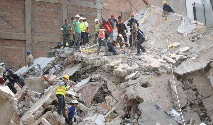 Terremoto in Messico, oltre 225 le vittime: si scava ancora tra le macerie