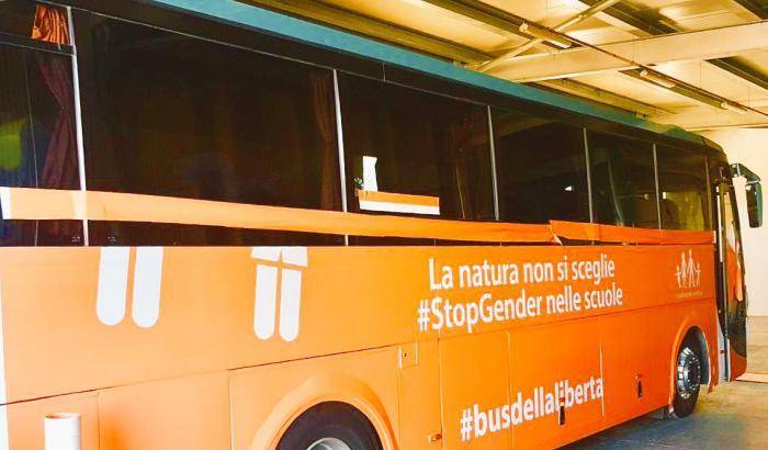 Il bus anti gender in marcia per l'Italia tra applausi e polemiche feroci