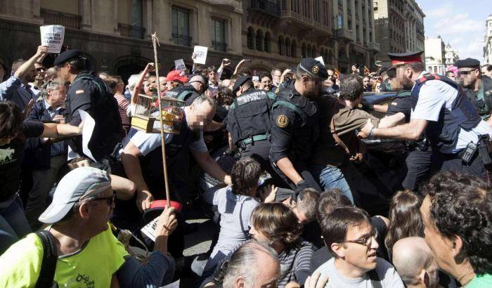 Podemos contro Rajoy: troppa polizia in Catalogna e Spagna alla mercè dei terroristi