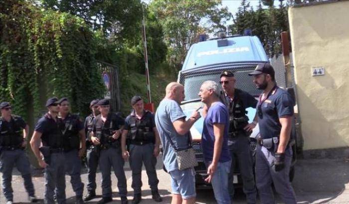 Guerriglia a Guidonia tra residenti e rom: barricate e sassi, un ferito