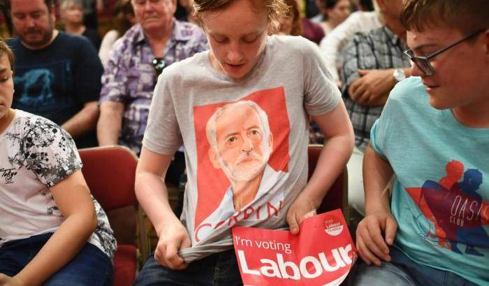 Un giovane sostenitore di Corbyn