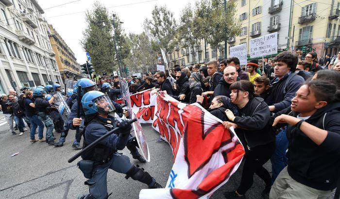 Torino verso il G7: scontri al corteo di protesta, fermato un manifestante