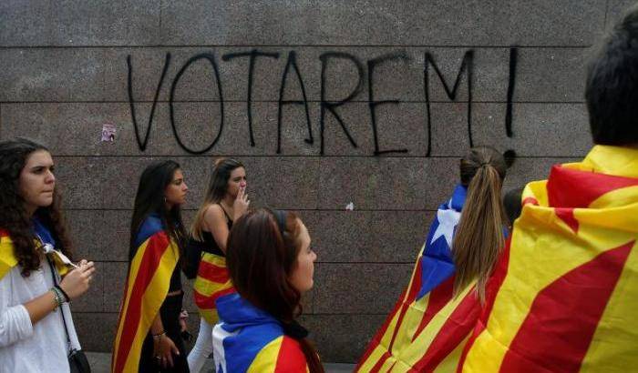 Catalogna, gli indipendentisti occupano le scuole destinate a seggi elettorali