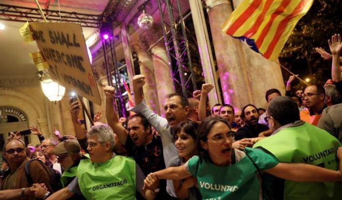 Tensione in Catalogna, spari ai seggi contro i cittadini: quattro feriti lievi