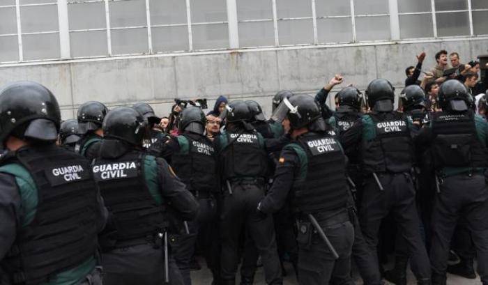 La Guardia Civil sfonda la porta e fa irruzione nel seggio di Puigdemont