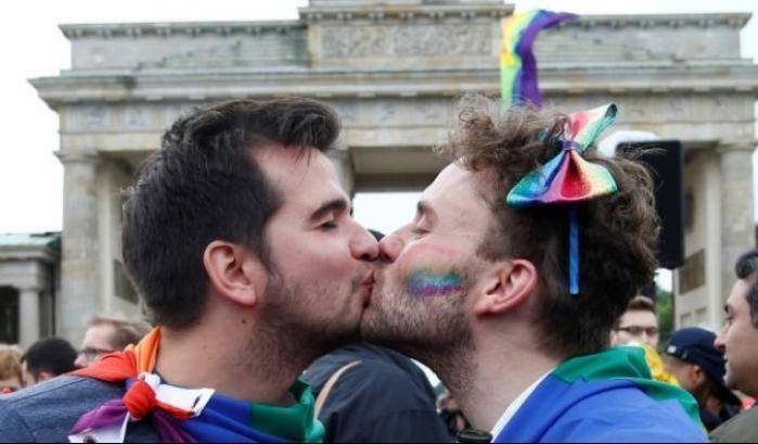 Gay tedeschi festeggiano il 'sì' del Bundestag