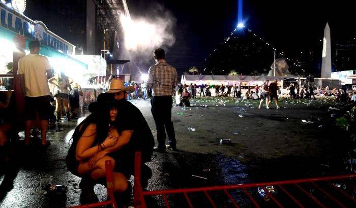 Strage al concerto di Las Vegas: le foto e i video della sparatoria