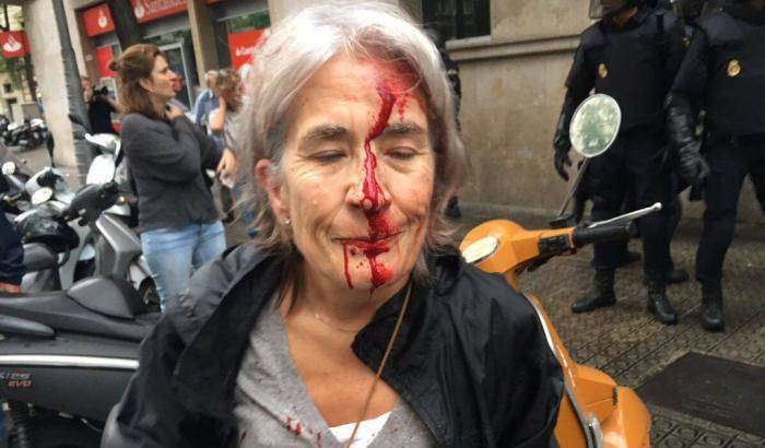 La sindaca di Barcellona: violenze sessuali sulle donne da parte delle forze di polizia