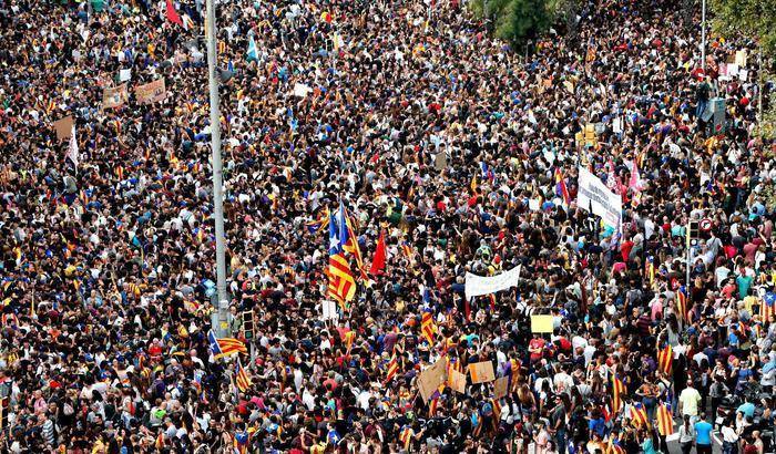 Centinaia di migliaia di catalani contro le violenze di Madrid: oggi lo sciopero generale