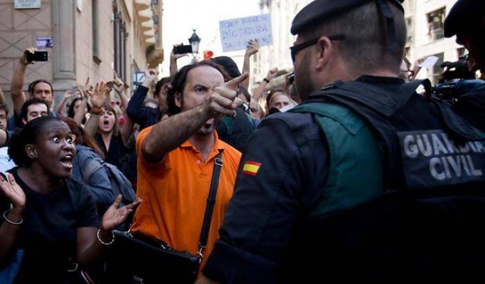 Barcellona, manifestanti e Guardia Civil