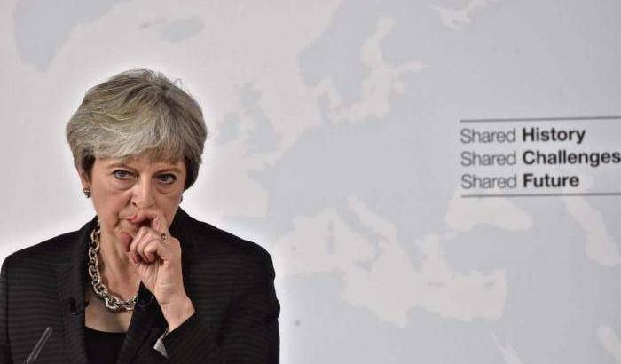 Theresa May, la tosse e gli amici serpenti: ritratto di una leader che non ha voce