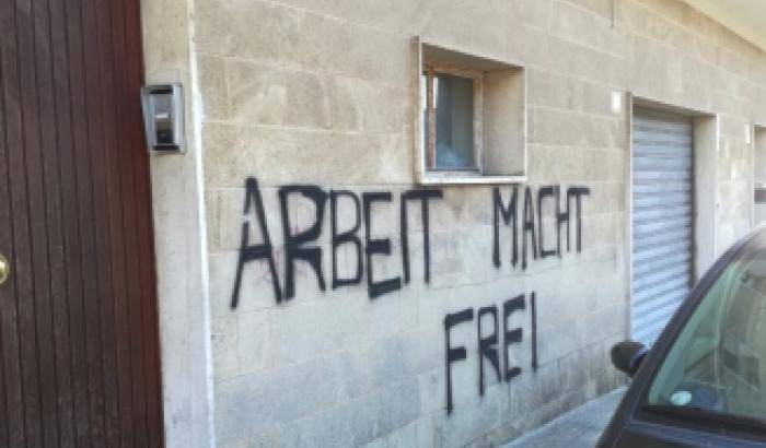 Arbeit macht frei: la scritta nazista sul centro per rifugiati di Maglie