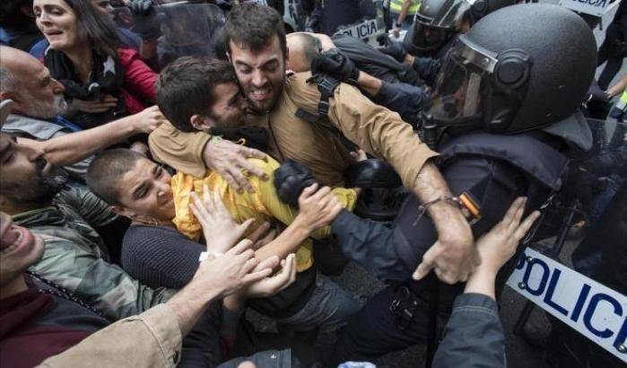 Gli scontri in Catalogna durante il referendum