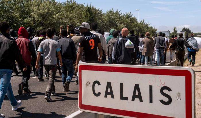 Oltre il 90% dei disperati di Calais sogna di arrivare in Gran Bretagna