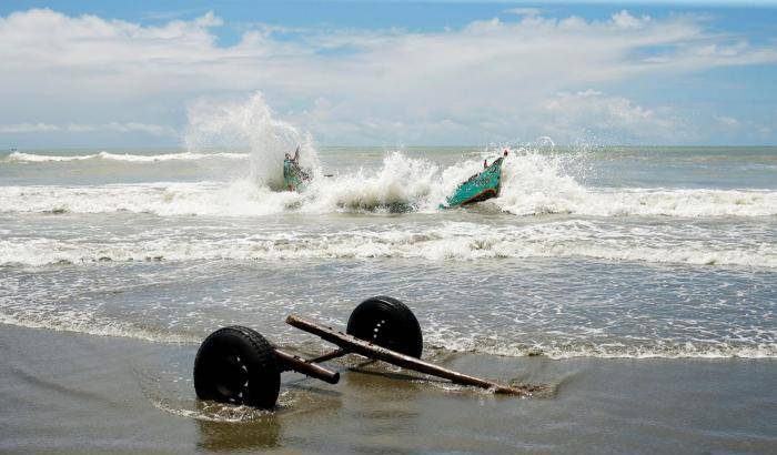 Barca dei Rohingya si rovescia