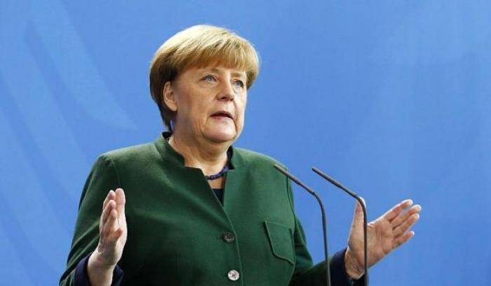 Merkel cede ai falchi e fissa un tetto annuale per l'accoglienza ai rifugiati