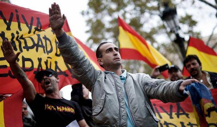 Saluti fascisti nel corso della manifestazione unionista in Spagna