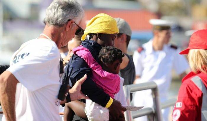 Piccoli migranti: approda a Palermo la nave dei bimbi che scappano dall'orrore di guerra e miseria
