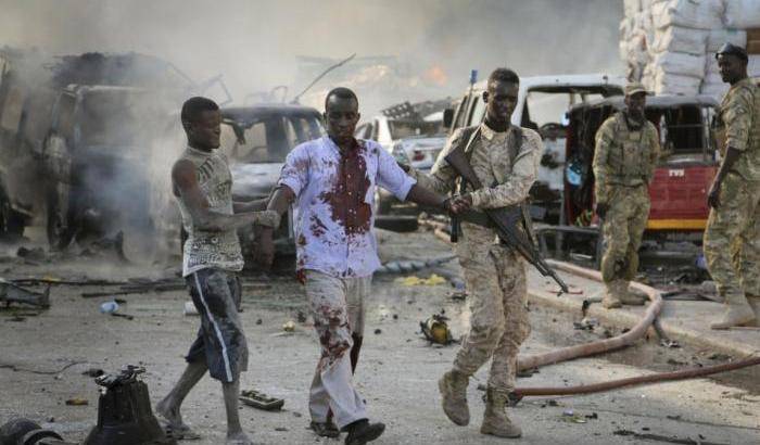 Strage di Mogadiscio, bilancio spaventoso: i morti sono 287 e centinaia di feriti