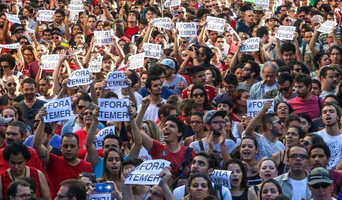 La commissione parlamentare 'salva' Temer: nessun processo per il presidente del Brasile