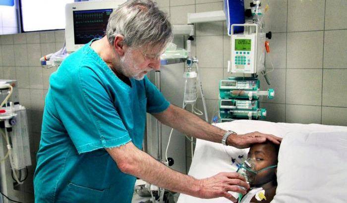 Gino Strada al lavoro