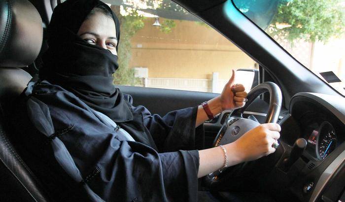 L' Arabia Saudita ultraconservatrice si mobilita contro le donne al volante