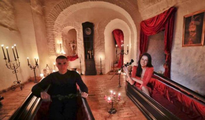 Passare la notte di Halloween in due bare nel castello di Dracula: l'ultimo folle concorso