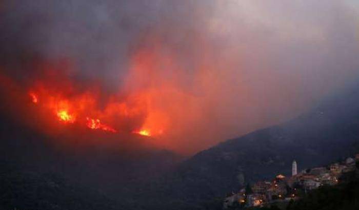 Brucia la Corsica settentrionale, duemila ettari di boschi in cenere