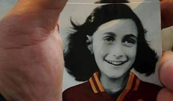 Anna Frank con la maglietta della Roma. Vergogna antisemita degli ultras laziali