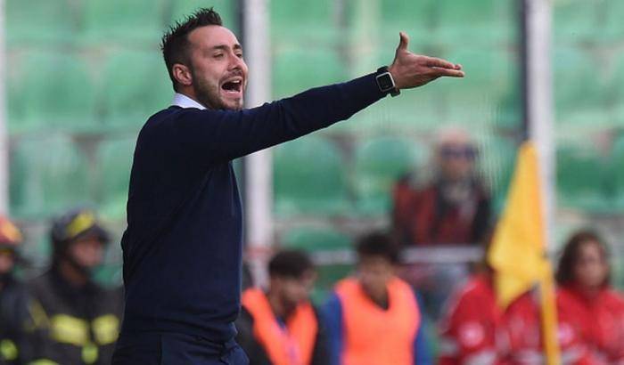 Il nuovo allenatore del Benevento accolto dai tifosi con uno striscione razzista: 'zingaro'
