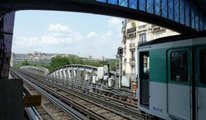 Ragazzo muore a Parigi facendo 'traing surfing' su un vagone della metro