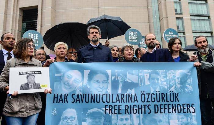 La Turchia mette Amnesty alla sbarra: 11 attivisti rischiano 15 anni di carcere