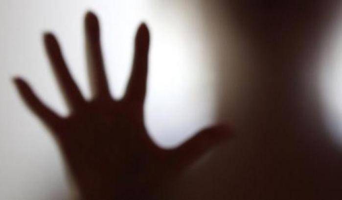 Portano via con la forza e violentano una ragazza ubriaca: arrestati due giovani a Ravenna