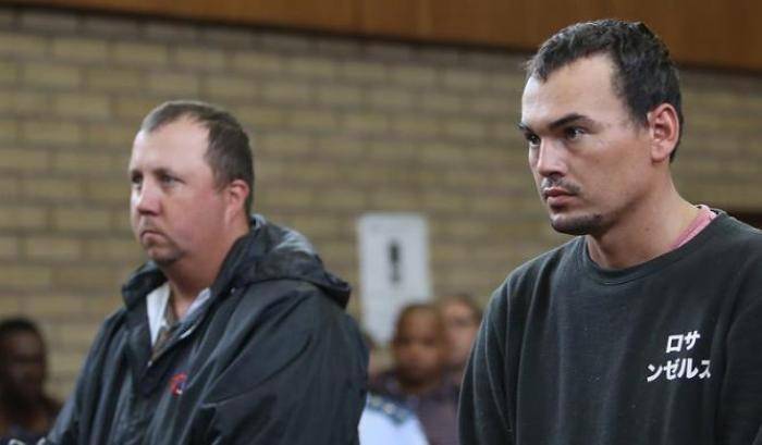 Chiudono un nero in una bara e minacciano di bruciarlo: condannati due sudafricani