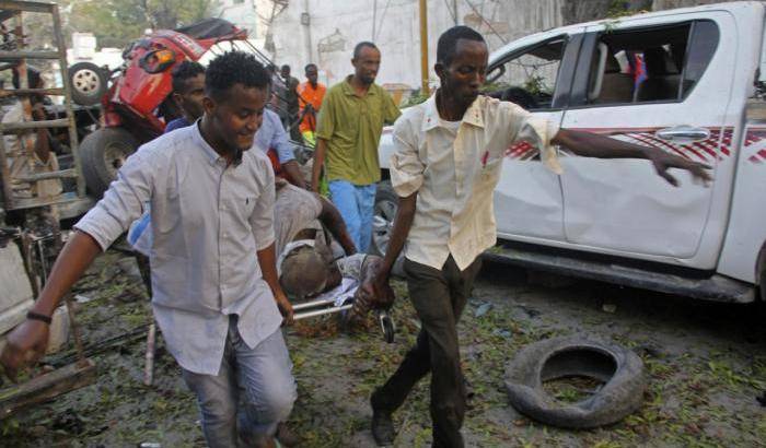 Strage a Mogadiscio, 23 morti. I terroristi uccidono a freddo una madre e tre bambini
