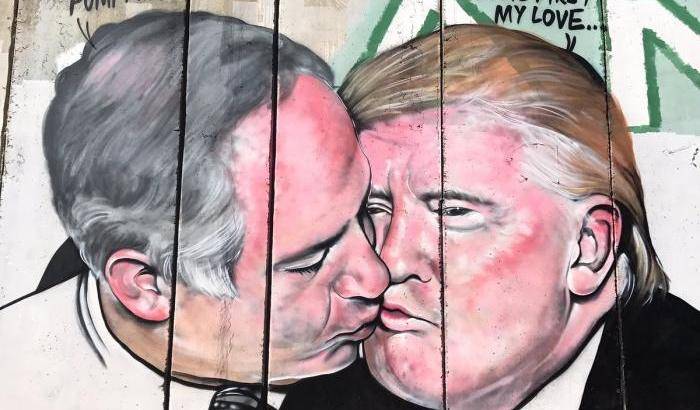 Amore mio: un murale sulla barriera di Betlemme racconta Nethanyau e Trump