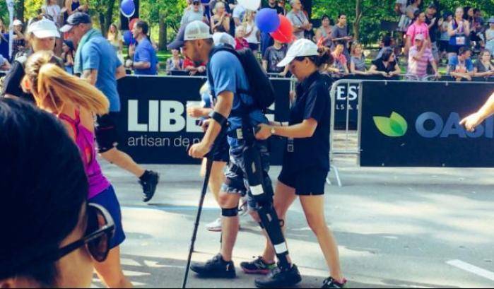 Il miracolo della volontà: paraplegico percorre con l'esoscheletro ultimi metri di una maratona