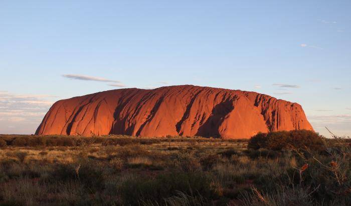 Sarà vietato scalare l'Ayers Rock, la montagna sacra degli aborigeni australiani