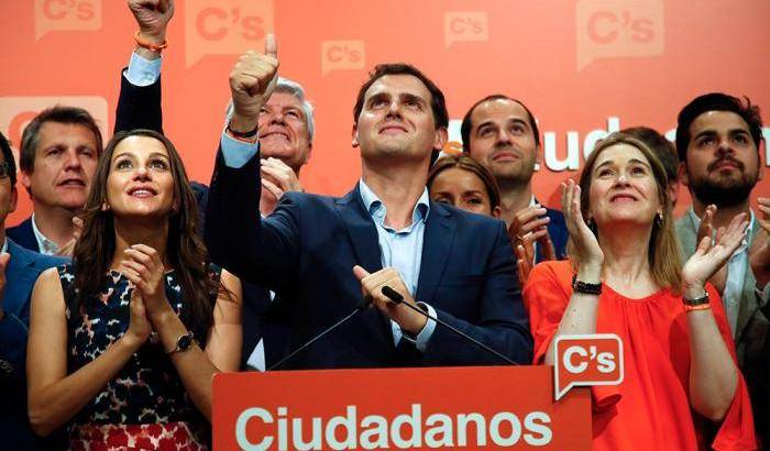 Sondaggi: la crisi catalana affossa popolari e Podemos e premia Ciudadanos