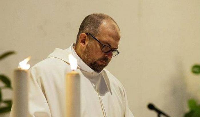 Don Lorenzo Guidotti durante una celebrazione